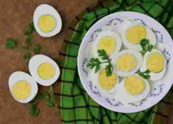 За лічені секунди: як швидко порізати яйця на салат