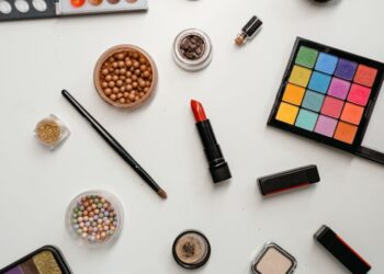 Це має знати кожна жінка: якою косметикою не можна користуватися у спеку