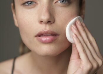 Чи не шкідливо вмиватися мінеральною водою, розповіли дерматологи