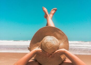 Чим мазати шкіру після надмірної засмаги, щоб заспокоїти та пом’якшити