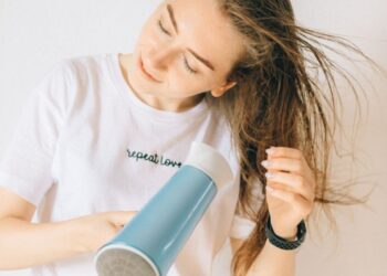 Чому сушіння волосся феном безпечніше за природне висихання