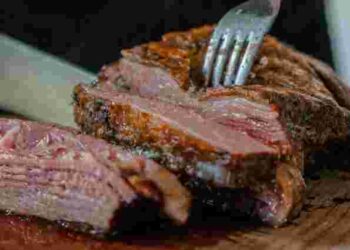 Секрет смачного стейка: скільки потрібно смажити та як не пересушити