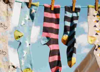 Навіщо потрібно вивертати шкарпетки під час прання: неочікувана відповідь