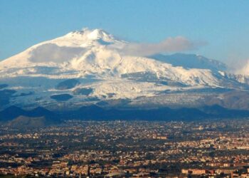 Експерти назвали 8 найвищих діючих вулканів, на які можна піднятися