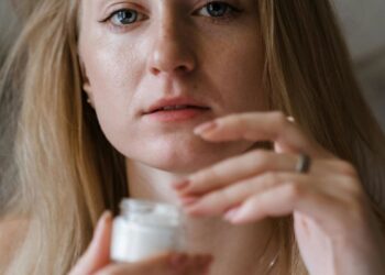 Експерти перерахували косметику, яка небезпечна для шкіри влітку