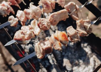 Эти два компонента портят шашлык: кулинары упорно льют их в маринад