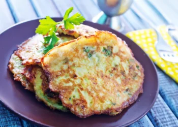 Эти оладьи из кабачков – просто “золото”: сколько ложек муки всыпать для идеального результата (РЕЦЕПТ)