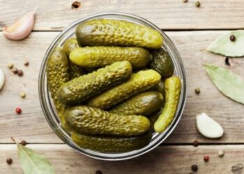 Эти “пьяные” огурчики зимой будут сокровищем: яркий вкус и нереальный хруст (РЕЦЕПТ)