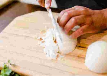 Нарізана чи натерта: яку цибулю додавати у фарш, щоб котлети були максимально соковиті