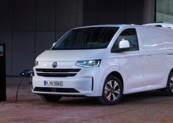 Volkswagen додав новому Transporter батарейні версії Shuttle і Kombi