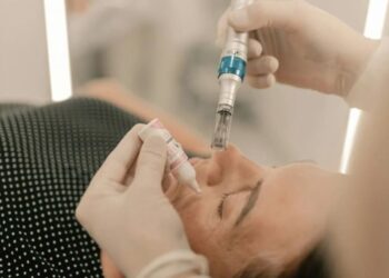 Фракційна мезотерапія: чим вона відрізняється від ін’єкційної — і що обрати?