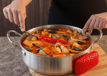 Хитовое летнее блюдо: ароматный ужин из курицы и баклажанов (ВИДЕО)