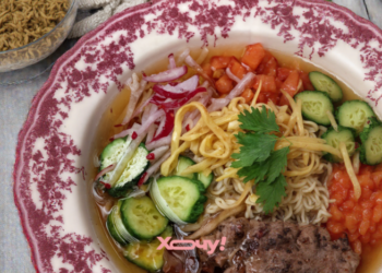 Идеальное блюдо для жарких дней: как приготовить корейский холодный суп (ВИДЕО)