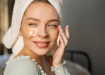 Як користуватися патчами для очей, щоб покращити стан шкіри і позбутися синців