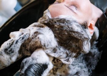 Як помити голову вдома так само якісно, як у салоні краси: 5 головних правил