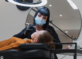 Як правильно фарбувати брови жінкам за 50 в домашніх умовах