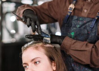 Як видалити плями від фарби для волосся з шкіри та одягу народними засобами