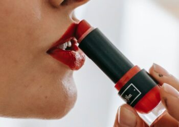 Яку губу ви фарбуєте першою, і що це говорить про характер