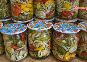 Яркий салат: зимой останется выложить из банки – и закуска готова (ВИДЕО)