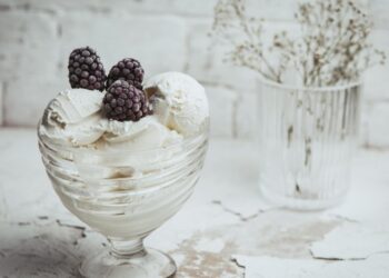 Как приготовить мороженое, вкуснее, чем из магазина: классический рецепт пломбира (ВИДЕО)