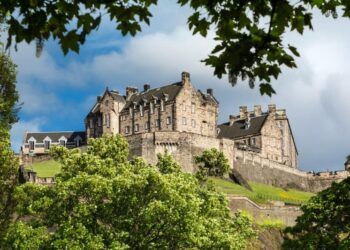 Красивіше, ніж Санторіні: чим вражає туристів найінстаграмніше місто Британії