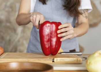 Крутой способ для идеальной заготовки перца: останется только достать