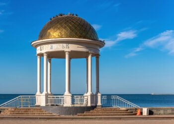 Майже безлюдний: в що перетворили окупанти популярний український курорт