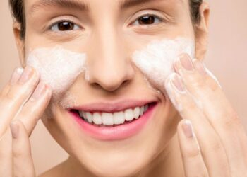 Навіщо деякі жінки використовують соду як засіб для вмивання