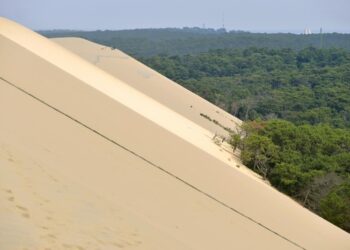 Названо приховане містечко-перлина у Франції, де є все: від пляжів до неймовірної їжі
