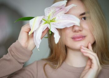 Не тільки сухість та роздратування: як зрозуміти, що у вас порушено захисний бар’єр шкіри, і як це виправити