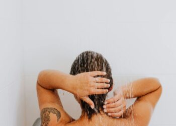 Не вірте блогерам: чому “тренування волосся” не працює, і що робити, щоб волосся було чистим довше
