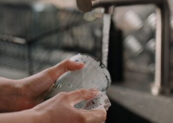 Невеличка хитрість, яка допоможе захистити шкіру рук під час миття посуду