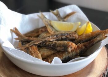 Один ингредиент поможет вам пожарить мойву идеально: в чем обвалять для золотистой корочки