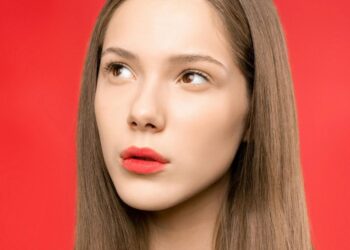 Перукарі назвали непотрібний засіб для волосся, на який ви марно витрачаєте гроші