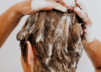 Перукарка попередила про наслідки відмови від миття голови на довгий час