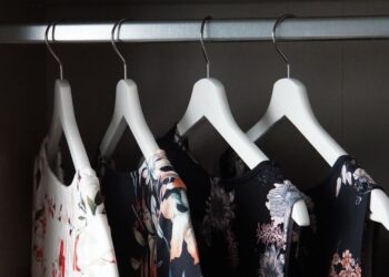 Предмети гардероба, що видають жіночі комплекси з головою