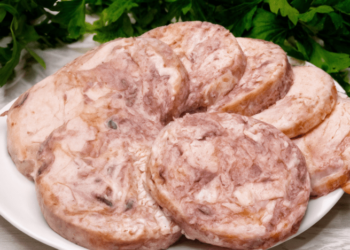 Просто варим курицу и добавляем чуть-чуть желатина: аппетитная закуска в нарезку (РЕЦЕПТ)