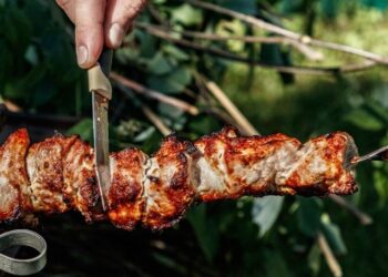 Секрет нереально сочного шашлыка: понадобится ингредиент, который и так есть на вашей кухне