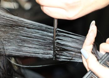 Що таке глоссинг і як за допомогою нього зробити волосся блискучим