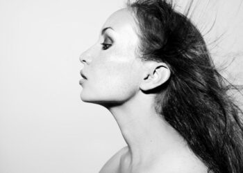 Що таке кут молодості і як він впливає на овал обличчя жінок після 40