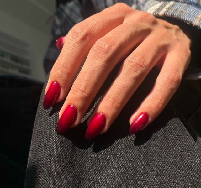 Шоколад, пломбір, іриски: 6 ідей манікюру в найсолодших відтінках осені 2024