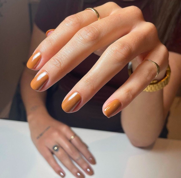 Шоколад, пломбір, іриски: 6 ідей манікюру в найсолодших відтінках осені 2024