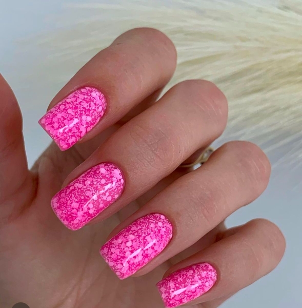 Шоколад, пломбір, іриски: 6 ідей манікюру в найсолодших відтінках осені 2024