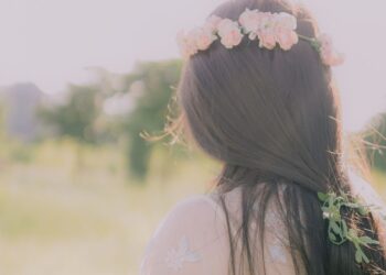 Сильне випадіння волосся влітку: чому так відбувається та що робити