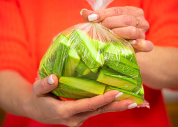 Складываем кабачки в пакет и готовим лучшую закуску: идеальный салат (РЕЦЕПТ)