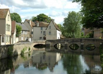 У французькому містечку неподалік від Парижа майже немає туристів: чим воно прекрасне