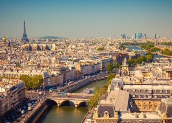 У Парижі після 100-річної заборони дозволили купатися в Сені