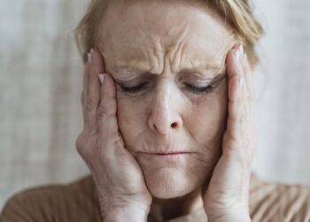 Вертикальна зморшка в області між бровами: причини появи та чи можна позбутися