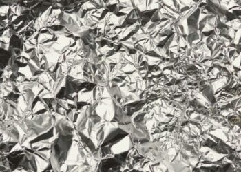 Відірвіть шматок алюмінієвої фольги та обмотайте нею руки: трюк, який стане вам у пригоді восени