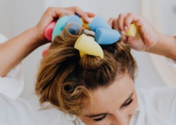 Використовуйте термозахисні засоби та інші способи укладання, щоб зберегти здоров’я волосся